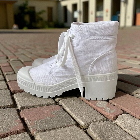 Chinese Laundry White Canvas Platform Boots Womens Size 7 Lace Up Chunky Heel - Picture 1 of 13